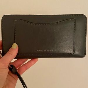 Marc Jacobs Zip Around Wallet